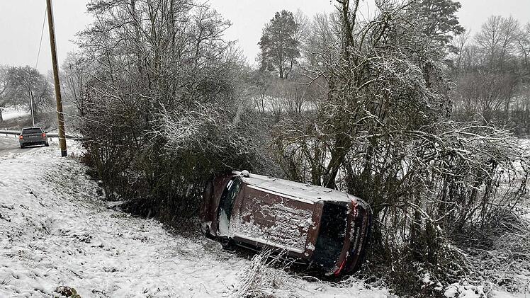 Schneefall in Oberfranken: Querstehender Lastwagen auf der A9