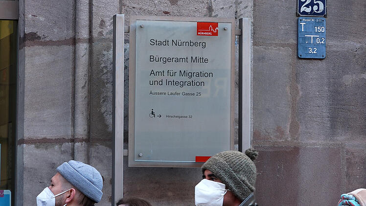 Nürnberg: Bürokratiechaos beim Bürgeramt: Anstehende berichten von über zwei Stunde Wartezeit