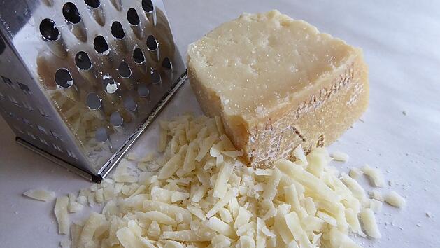 Der italienische Hartkäse besteht aus nur drei Zutaten.