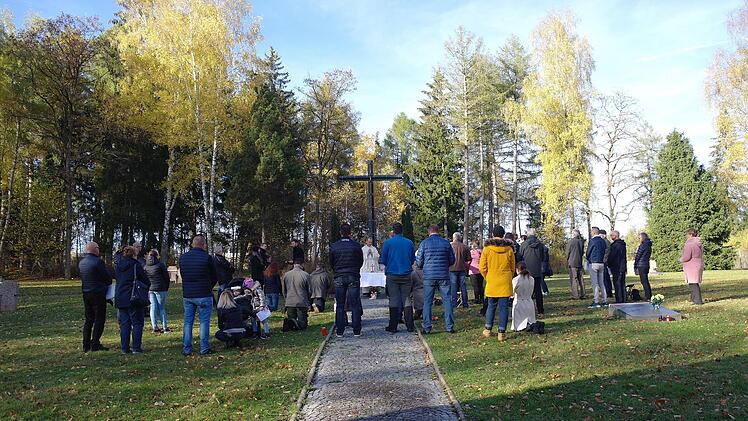 Auf dem Polenfriedhof feierten knapp 50 Gläubige Allerheiligen und gedachten der 544 gestorbenen Polinnen und Polen aus dem Kriegsgefangenenlager. Foto: Stephanie Elm