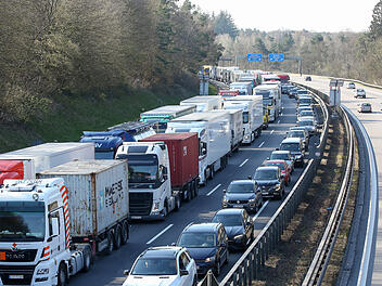 Stau an Ostern auf der Autobahn.