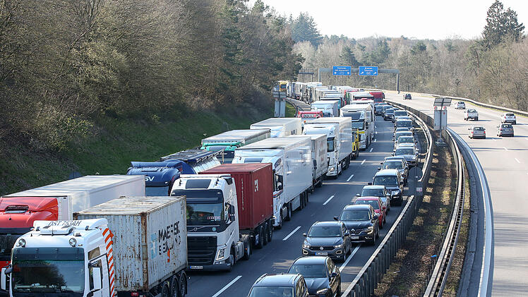 Stau an Ostern auf der Autobahn.