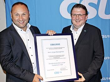 CSU-Kreisvorsitzender Bernd Liebhardt (rechts) überreicht MdL Jürgen Baumgärtner die Urkunde.