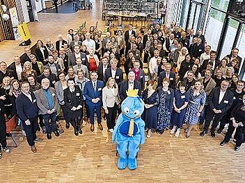 „Büni“, das neue Maskottchen der Familienstadt, wurde bei der 20-Jahr-Feier des Bündnisses vorgestellt.