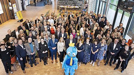 „Büni“, das neue Maskottchen der Familienstadt, wurde bei der 20-Jahr-Feier des Bündnisses vorgestellt.