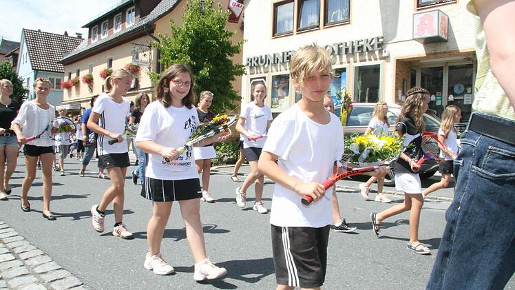 Die Tennisspieler hatten ihre Rackets geschmückt.