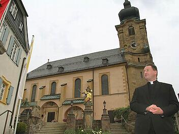 Monsignore Rüdiger Feulner nimmt Abschied von der Päpstlichen Basilika in Marienweiher. Er arbeitet künftig in Venezuela An Weihnachten will er aber wieder auf eine Stippvisite "zu Hause" vorbeischauen. Foto: Sonja Adam