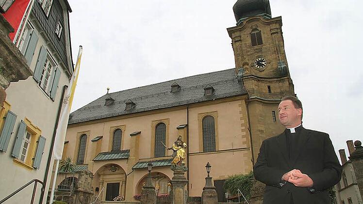 Monsignore Rüdiger Feulner nimmt Abschied von der Päpstlichen Basilika in Marienweiher. Er arbeitet künftig in Venezuela An Weihnachten will er aber wieder auf eine Stippvisite "zu Hause" vorbeischauen. Foto: Sonja Adam
