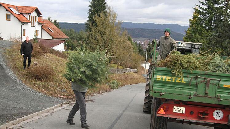Martin Bittruf wartete vor seinem Haus mit einem Tragerl Bier auf das Einsammelkommando - und freut sich schon au das große Knutfest.