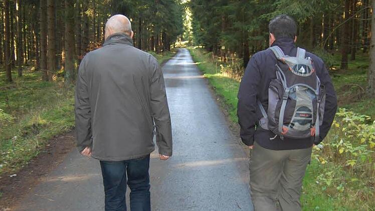 Mit Tettaus Bürgermeister Peter Ebertsch im Wald