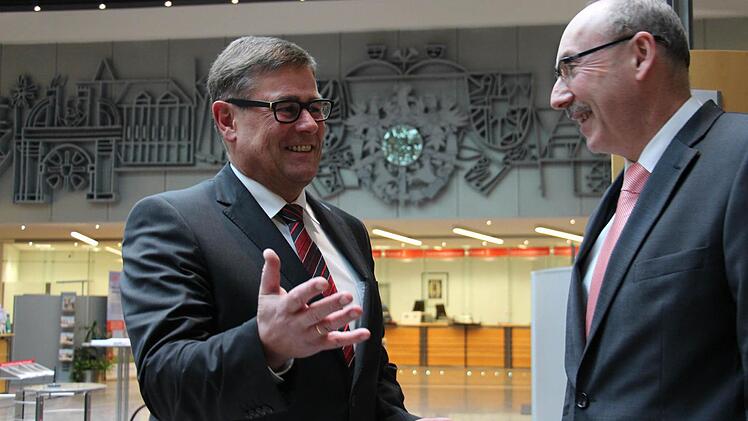 Walter Paulus-Rohmer (l.) und Heinz Gebhardt leiten die Stadt- und Kreissparkasse Erlangen erst seit kurzem. Der Posten des Vorstandsvorsitzenden ist seit dem überraschenden Tod von Peter Buchmann im September vakant. Foto: Christian Bauriedel
