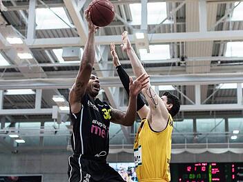 Ronald Burrell (links) erzielte in Tübingen ein Double-Double (12 Punkte/12 Rebounds). Hier springt er höher als der Tübinger Bogdan Radosavljevic. Foto: Eibner