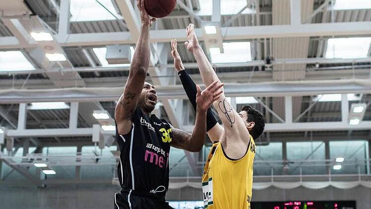 Ronald Burrell (links) erzielte in Tübingen ein Double-Double (12 Punkte/12 Rebounds). Hier springt er höher als der Tübinger Bogdan Radosavljevic. Foto: Eibner