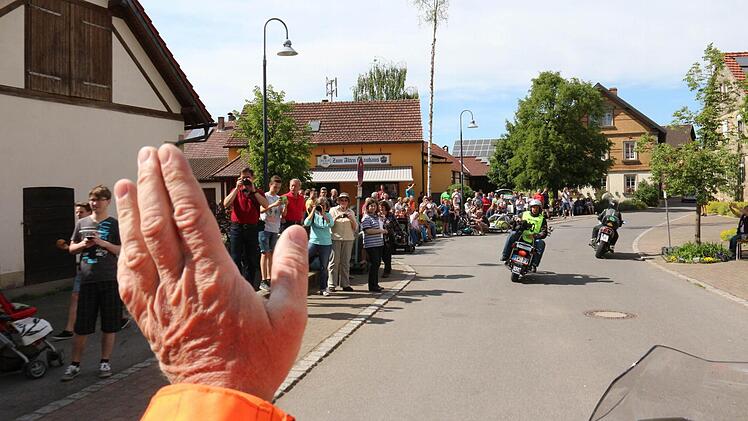 Freundlicher Gruß: Viel los am Dorfplatz in Treinfeld.Foto: Florian Schmidt