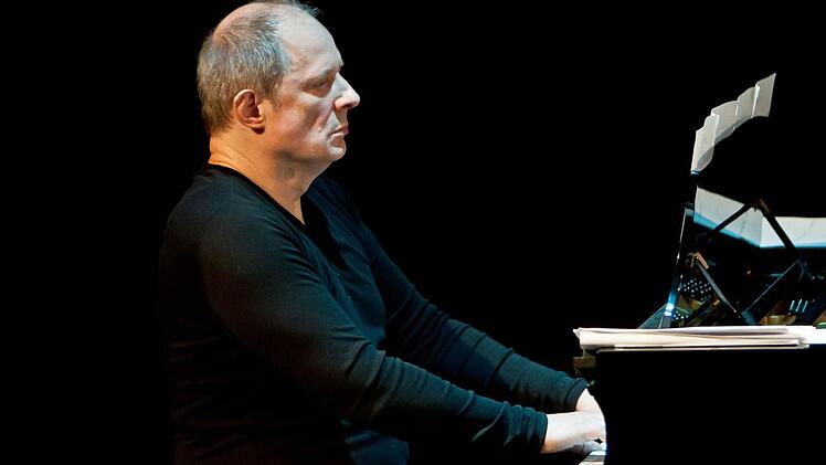 Souveräner Begleiter am Klavier: Vladimir StojnicFoto: Jochen Berger