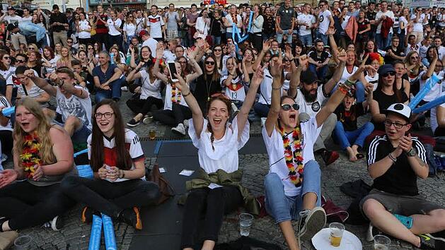 Die Freude &uuml;ber ein gutes Spiel der deutschen Mannschaft gegen Nordirland war auch auf dem Maxplatz in Bamberg zu sp&uuml;ren.  Foto: Barbara Herbst
