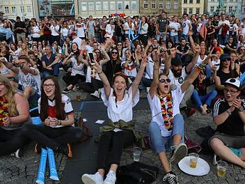 Die Freude über ein gutes Spiel der deutschen Mannschaft gegen Nordirland war auch auf dem Maxplatz in Bamberg zu spüren.  Foto: Barbara Herbst