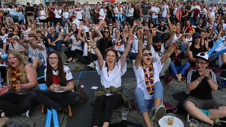 Die Freude über ein gutes Spiel der deutschen Mannschaft gegen Nordirland war auch auf dem Maxplatz in Bamberg zu spüren.  Foto: Barbara Herbst