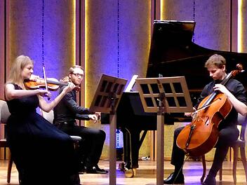 Aus der Kammermusikklasse der Musikhochschule Würzburg zu Gast beim Kissinger Winterzauber 2016/17: Das Trio Condimento mit Anna Wiedemann (Geige), Jonas Gleim (Klavier) und Jaromir Kostka (Cello) bei der ersten "Matinee classique" im Rossini-Saal. Foto: Gerhild Ahnert