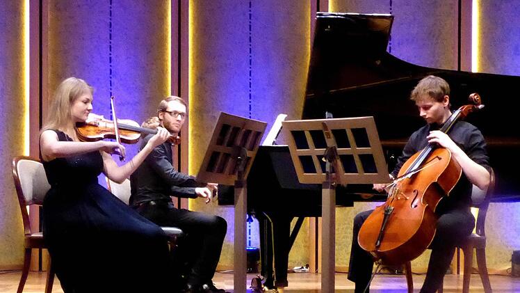 Aus der Kammermusikklasse der Musikhochschule Würzburg zu Gast beim Kissinger Winterzauber 2016/17: Das Trio Condimento mit Anna Wiedemann (Geige), Jonas Gleim (Klavier) und Jaromir Kostka (Cello) bei der ersten "Matinee classique" im Rossini-Saal. Foto: Gerhild Ahnert