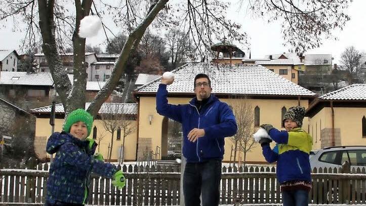 Schneeballschlacht in Ebelsbach: Die Brüder Jan (links) und Eric demonstrieren ihre Treffsicherheit, Papa Boris Kusserow macht auch mit. Fotos: Andreas Lösch