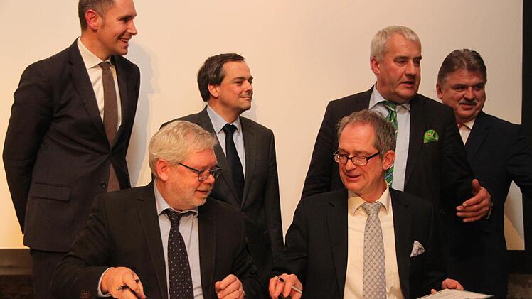 Die beiden Universitätspräsidenten Godehard Ruppert (Bamberg) und Stefan Leible (Bayreuth, vorne von links) haben den Kooperationsvertrag unterschrieben. Darüber freuen sich (hinten, von links) Bürgermeister Martin Bernreuther, Institutsdirektor Martin Ott, Kultusminister Ludwig Spaenle und Landrat Klaus Peter Söllner. Foto: Jochen Nützel