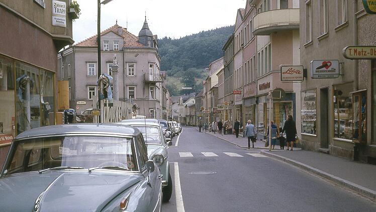 Die Ludwigstraße im Jahr 1963: Neubau der Volksbank und das ehemalige Schuhgeschäft der Familie Hohmann;  Foto: Otto Grossmann/Inge Grossmann, geborene Höttinger