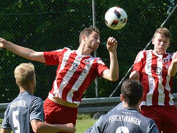 Von den Fuchsstädtern mit Marcel Plehn (links, mit Pascal Schmitt, der erstmal nur auf der Bank sitzen wird) wird gegen den TSV Großbardorf eine konzentrierte gemeinsame Defensivarbeit gefordert.ssp