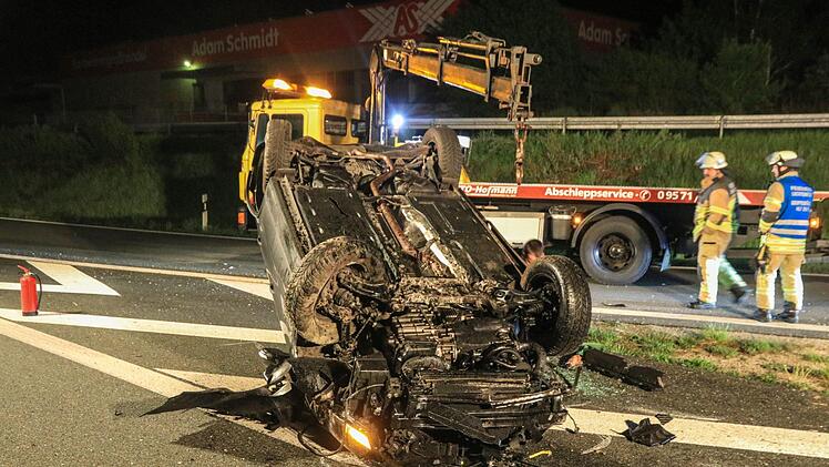 Zwei Hunde sind bei einem schweren Unfall auf der B 173 in Panik geflohen. Ihr Frauchen, die Fahrerin des verunfallten Autos, wurde verletzt. Foto: NEWS5 / Merzbach