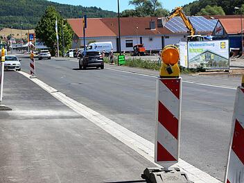 Der Ausbau der Kissinger Straße dauerte mehrere Jahre. Anlieger müssen die Ausbaubeiträge für Gehwege und Beleuchtung noch abschließend bezahlen. Foto: Archiv/Julia Raab