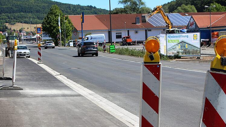 Der Ausbau der Kissinger Straße dauerte mehrere Jahre. Anlieger müssen die Ausbaubeiträge für Gehwege und Beleuchtung noch abschließend bezahlen. Foto: Archiv/Julia Raab