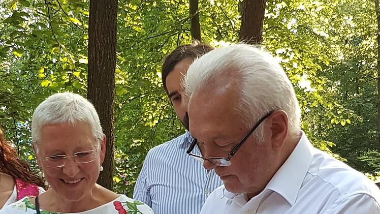 Wolfgang Kubicki trägt sich ins Goldene Buch der Gemeinde Pretzfeld ein.  Foto: Carmen Schwind