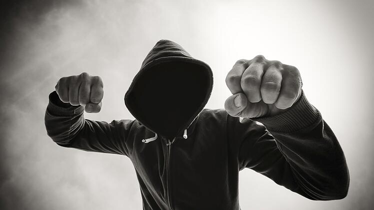 Am 18. Dezember 2021 schlug ein 22-Jähriger einen 33-jährigen Polizisten in Bad Neustadt schwer zusammen. Nach wochenlanger Fahndung nach dem Tatverdächtigen stellte er sich nun.