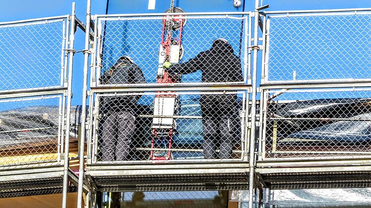 Die Einzelelemente f&uuml;r die Glasfassade am Globe werden montiert.Foto: Jochen Berger