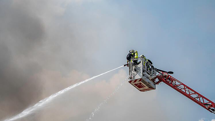 Nürnberger Kita brennt weiterhin: Feuerwehr kündigt drastische Maßnahme an - "kommen da nicht ran"