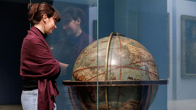Blick auf den Schöner-Globus von 1520 in der Jahresausstellung im Germanischen Nationalmuseum Nürnberg.