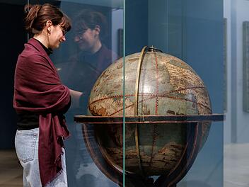 Blick auf den Schöner-Globus von 1520 in der Jahresausstellung im Germanischen Nationalmuseum Nürnberg.