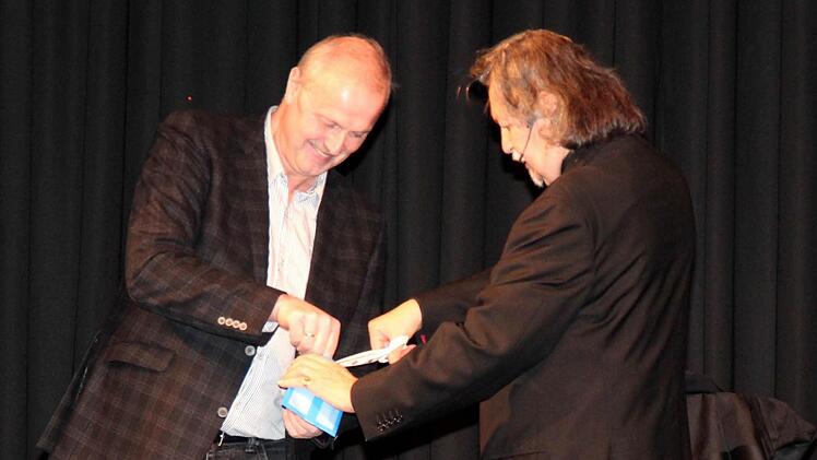 Wolfgang Klier und Bürgermeister Gerald Brehm (links) mit dem versiegelten Umschlag