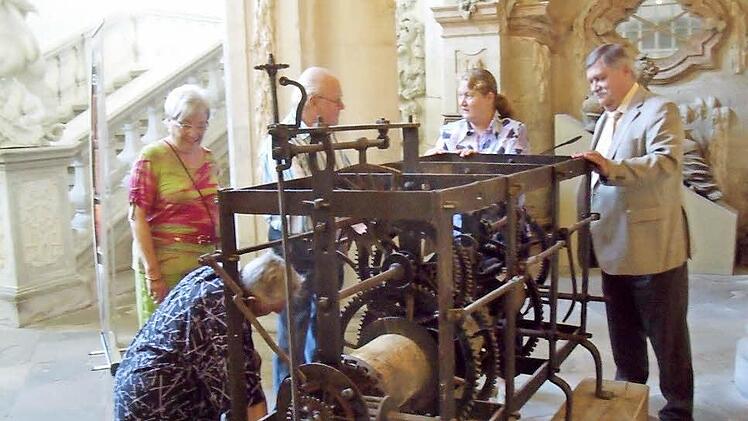 Gleich im Eingangsbereich ist ein Denkmal zum Begreifen geboten - eine historische Uhr. Foto: Anette Schreiber