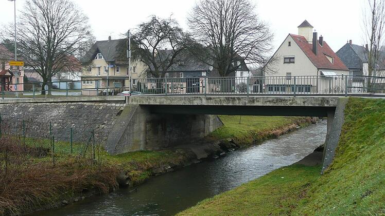 In Michelau lebt man nahe am Wasser, hier der Mühlbach