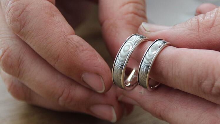 Ähnliches Design spiegelt sich in diesen Ringen wider.