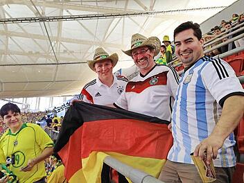 Sie vertreten Kulmbach bei der WM: Winfried Gräf (links) und Leo Will sind live dabei beim 3:0-Sieg der Niederlande gegen Brasilien im kleinen Finale. "Das Spiel war schlecht, aber das Drumherum phantastisch." Fotos: privat