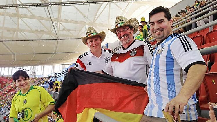 Sie vertreten Kulmbach bei der WM: Winfried Gräf (links) und Leo Will sind live dabei beim 3:0-Sieg der Niederlande gegen Brasilien im kleinen Finale. "Das Spiel war schlecht, aber das Drumherum phantastisch." Fotos: privat