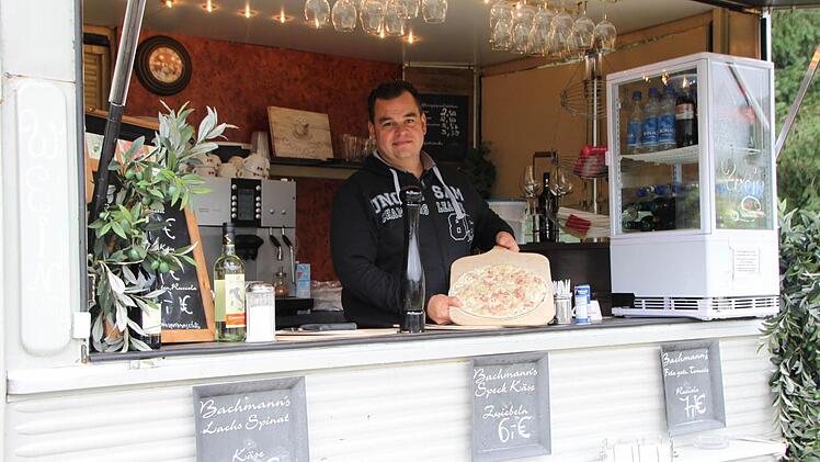 Rouven Bachmann sorgt unter anderem mit Flammkuchen für das leibliche Wohl der Besucher.  Foto: Sebastian Vogt