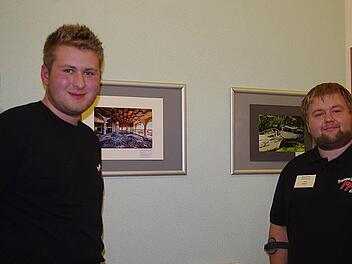 Christian Jakob (links) und Jan Böhm fotografieren "Lost Places". Foto: Heike Schülein