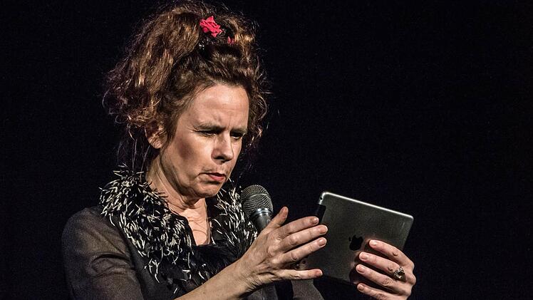 Nessi Tausendschön bei ihrem Auftritt im "Schwarzen Bären". Foto: Jochen Berger