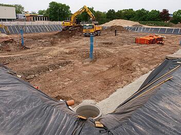 Die Baugrube für die neue Dreifach-Schulsporthalle auf dem Anger ist schon weit voran gekommen. Das Projekt hält das Kostenbudget bislang ein, hieß es am Mittwoch im Bau- und Umweltsenat. Foto: Christoph Winter