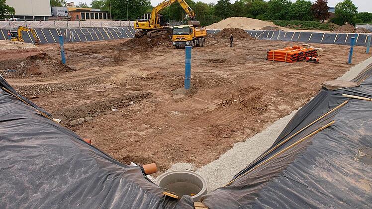Die Baugrube für die neue Dreifach-Schulsporthalle auf dem Anger ist schon weit voran gekommen. Das Projekt hält das Kostenbudget bislang ein, hieß es am Mittwoch im Bau- und Umweltsenat. Foto: Christoph Winter