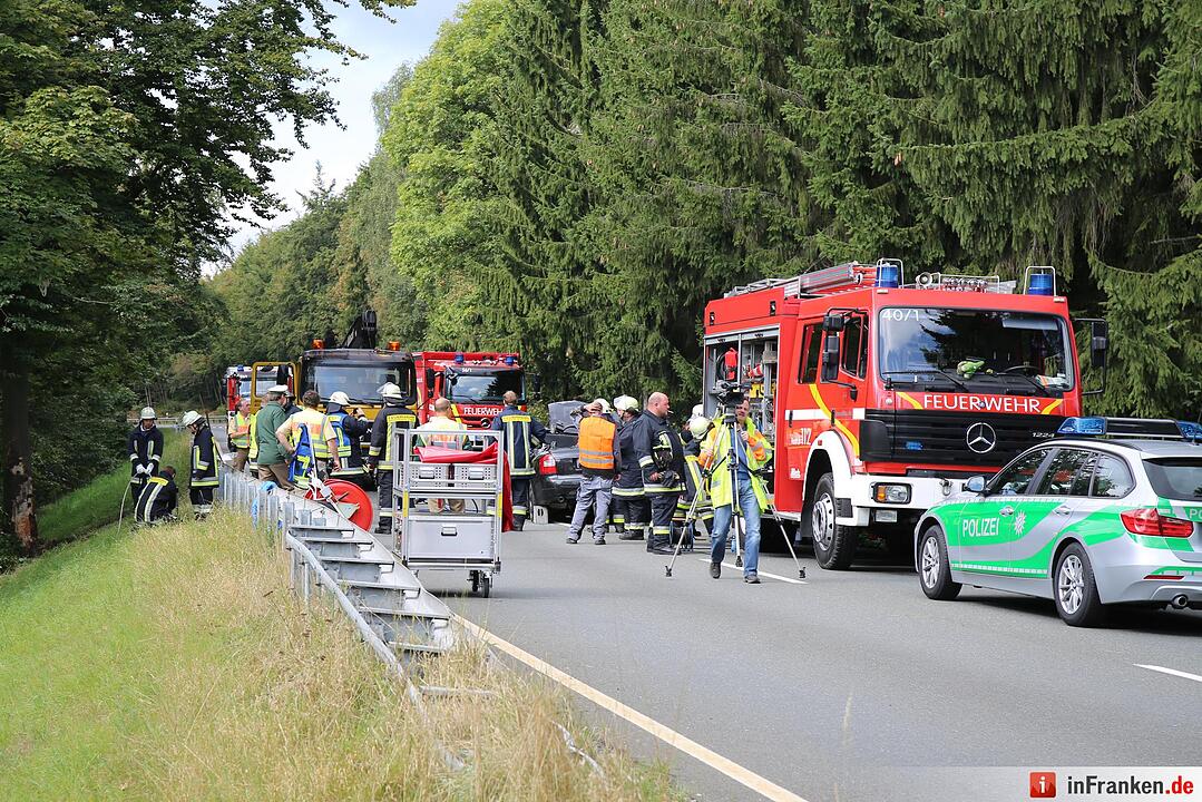 Kreis Hof: 27-Jähriger  prallt mit Auto gegen Baum und stirbt