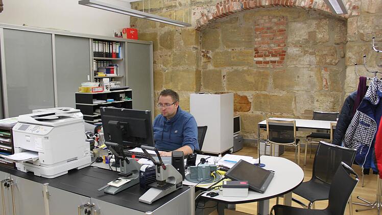 An der Wand wird die Geschichte des Rathauses sichtbar.Foto: Anette Schreiber